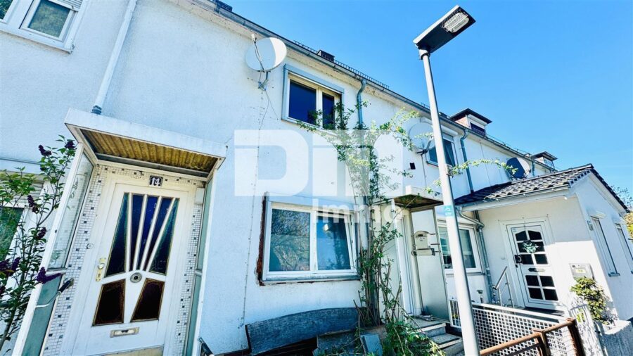 (R)eserviert! Kompaktes Reihenhaus in exponierter Lage mit Garten - Frontansicht